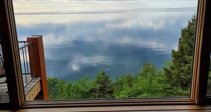Lakefront home with Stunning Lake Superior Views