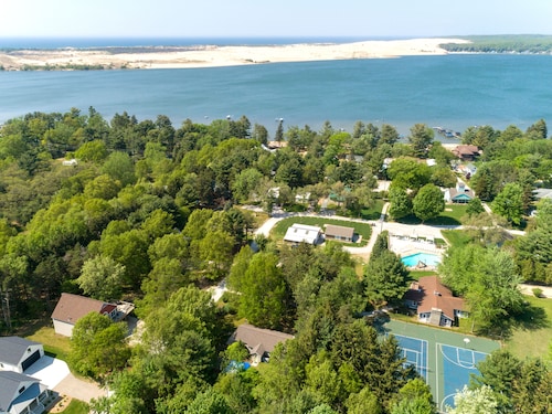 Huge Cottage Awesome Place & Location! Pool, Beach and more