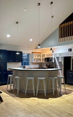 Fridge, microwave, oven, stovetop - AWESOME HOME & LOCATION - GREAT FOR GROUPS OF ALL SIZES! (Mears)