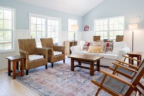 Smart TV, DVD player, table football, ping pong - AWESOME HOME & LOCATION - GREAT FOR GROUPS OF ALL SIZES! (Mears)