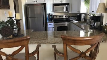 Réfrigérateur, micro-ondes, four, lave-vaisselle