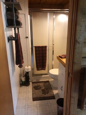 Een douche, handdoeken