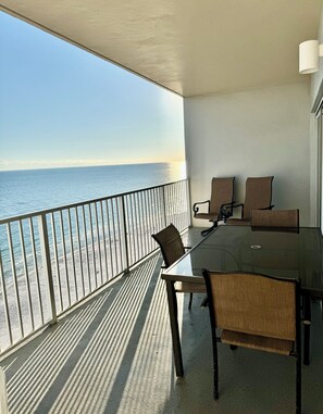 Outdoor dining - Beach Front Unit& Balcony/Free Beach Service & Wifi/ Kiddie Pool/ Onsite Parking (Gulf Shores)