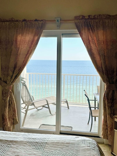 Beach Front Unit& Balcony/Free Beach Service & Wifi/ Kiddie Pool/ Onsite Parking