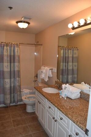 Combined shower/tub, towels