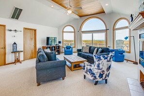 Smart TV, DVD player, table tennis - Oceanfront Home with Saltwater Pool, Hot Tub, and Tiki Bar (Waves)