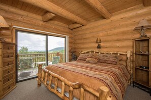 4 habitaciones, escritorio y tabla de planchar con plancha 