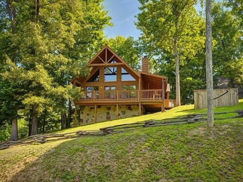 Wildfire: Pet Friendly - Plenty of Yard Space - New Hot Tub