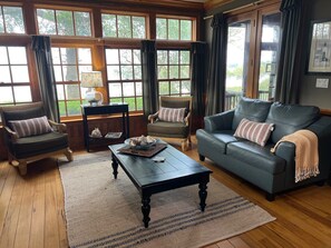 Smart TV, fireplace, DVD player, table football