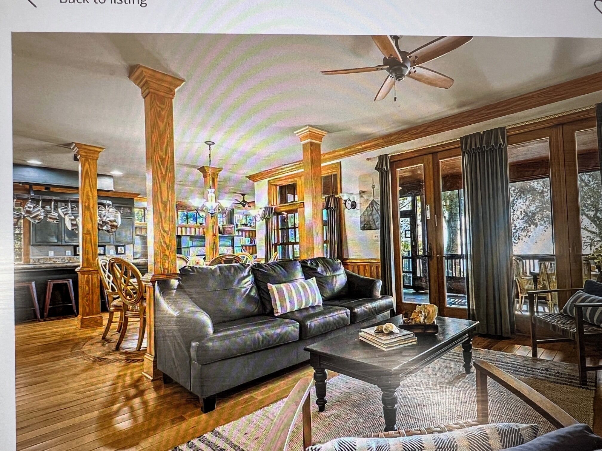 Een smart-tv, een open haard, een dvd-speler en tafelvoetbal