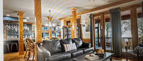 Een smart-tv, een open haard, een dvd-speler en tafelvoetbal