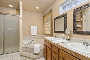 Combined shower/tub, jetted tub, hair dryer, towels