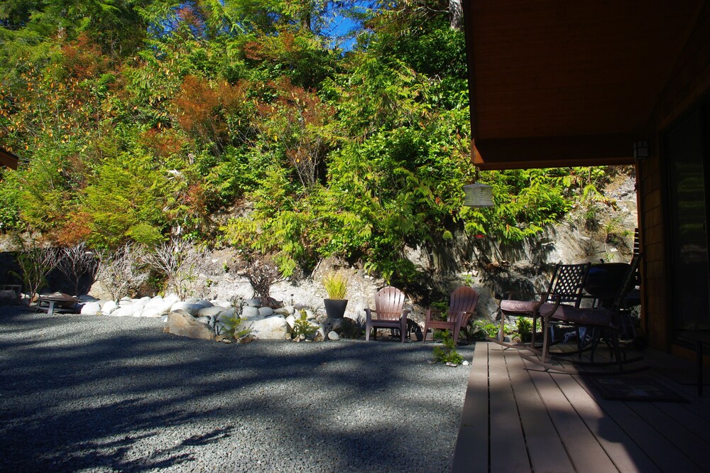 A Wild Coast Chalet ~ with sunny outlook and beautiful tree views