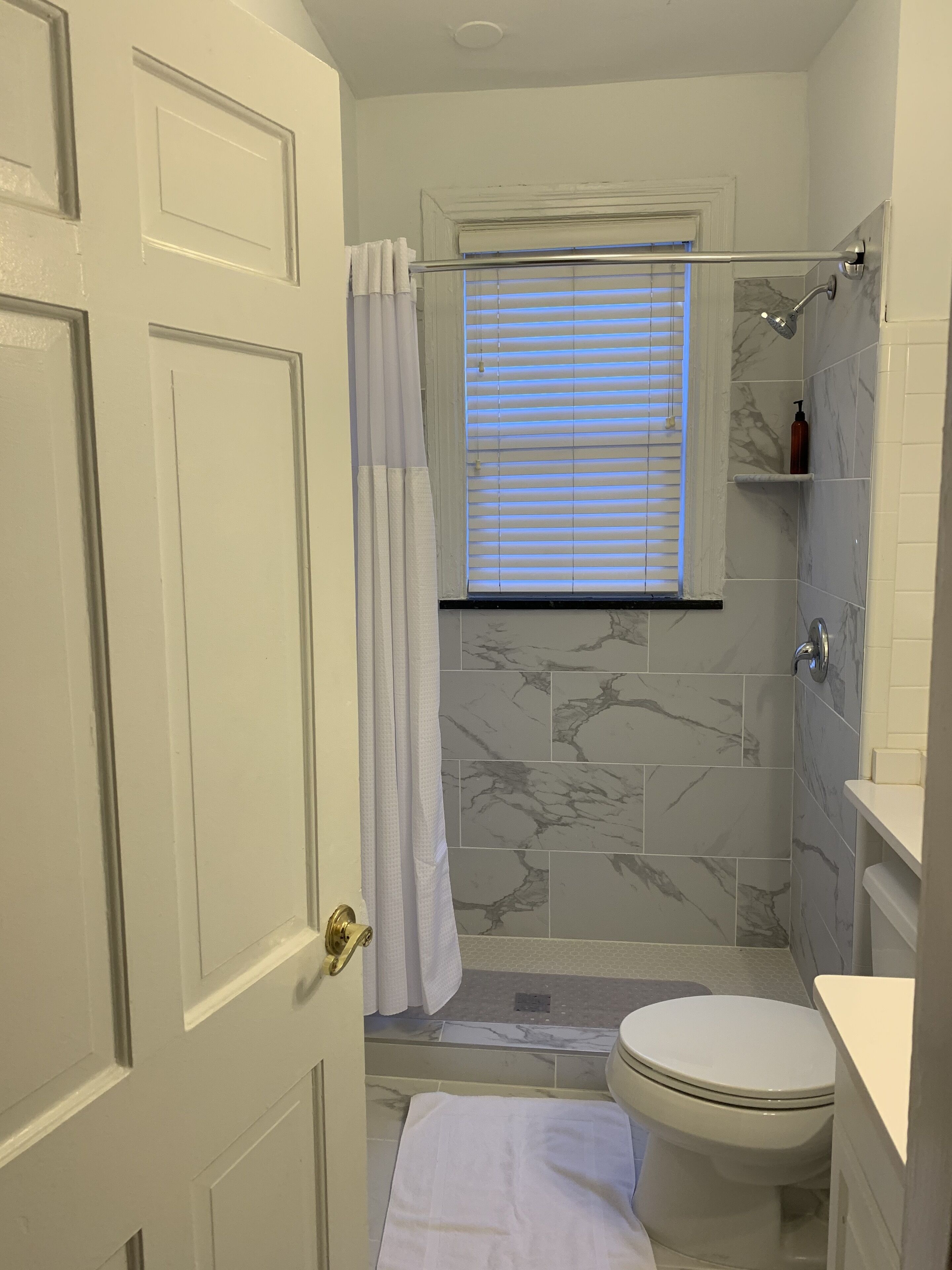 “Mark”- Lg Victorian Brownstone - 9Beds