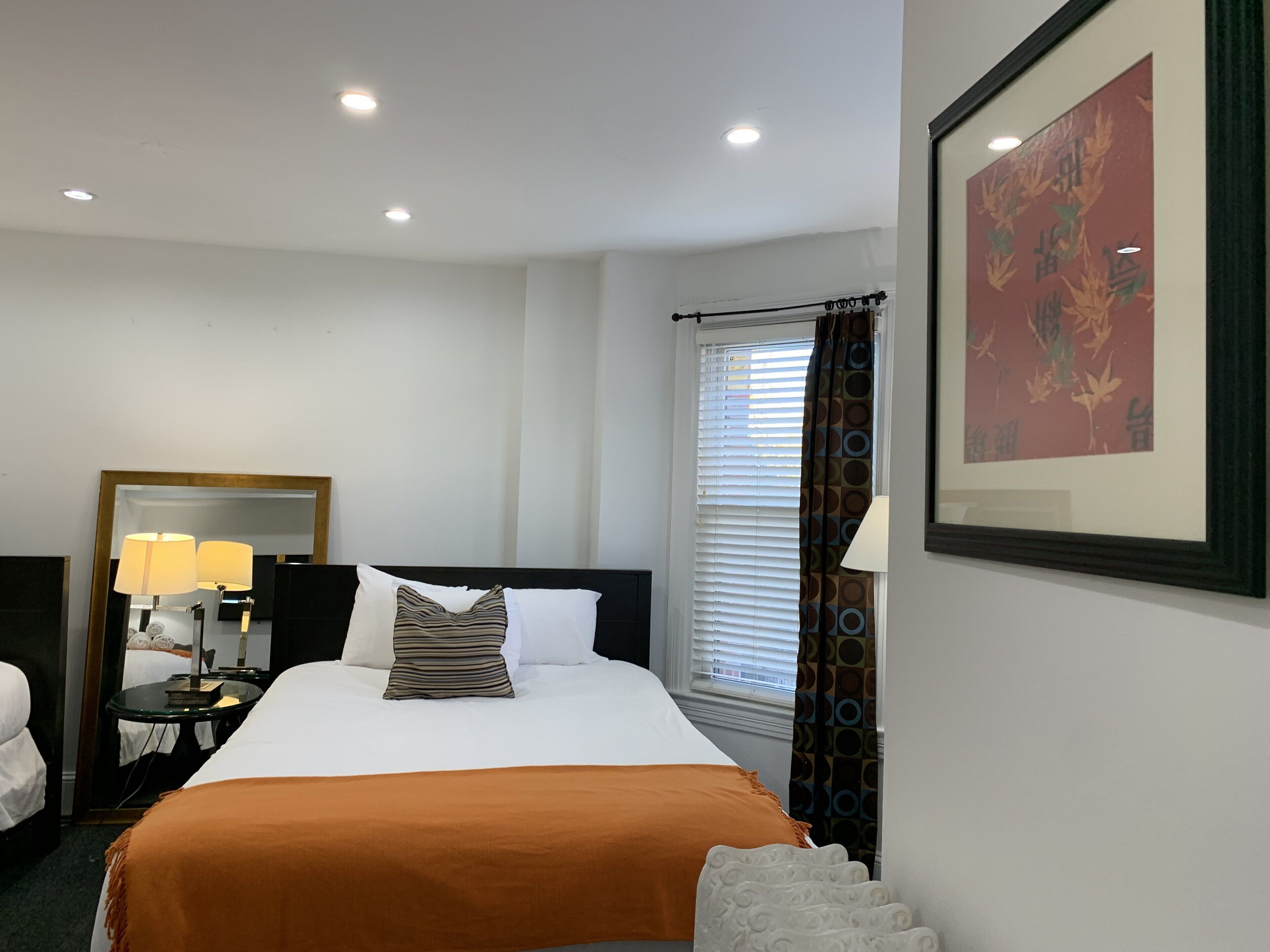 “Mark”- Lg Victorian Brownstone - 9Beds