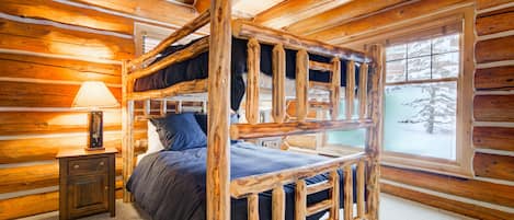 5 bedrooms, desk, travel cot, free WiFi
