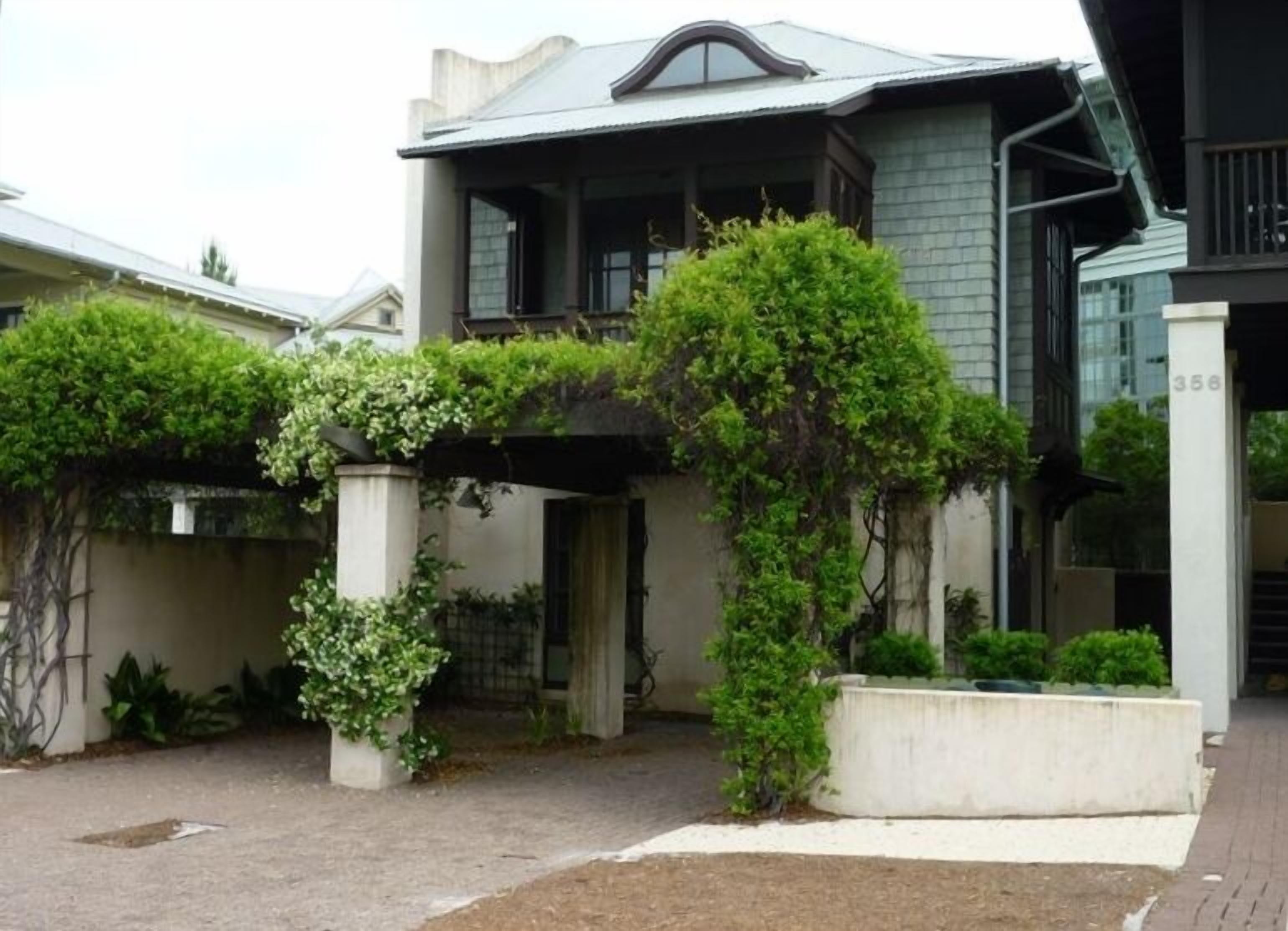 Only Full 2 BR/2 BA Carriage House. Main house 212325