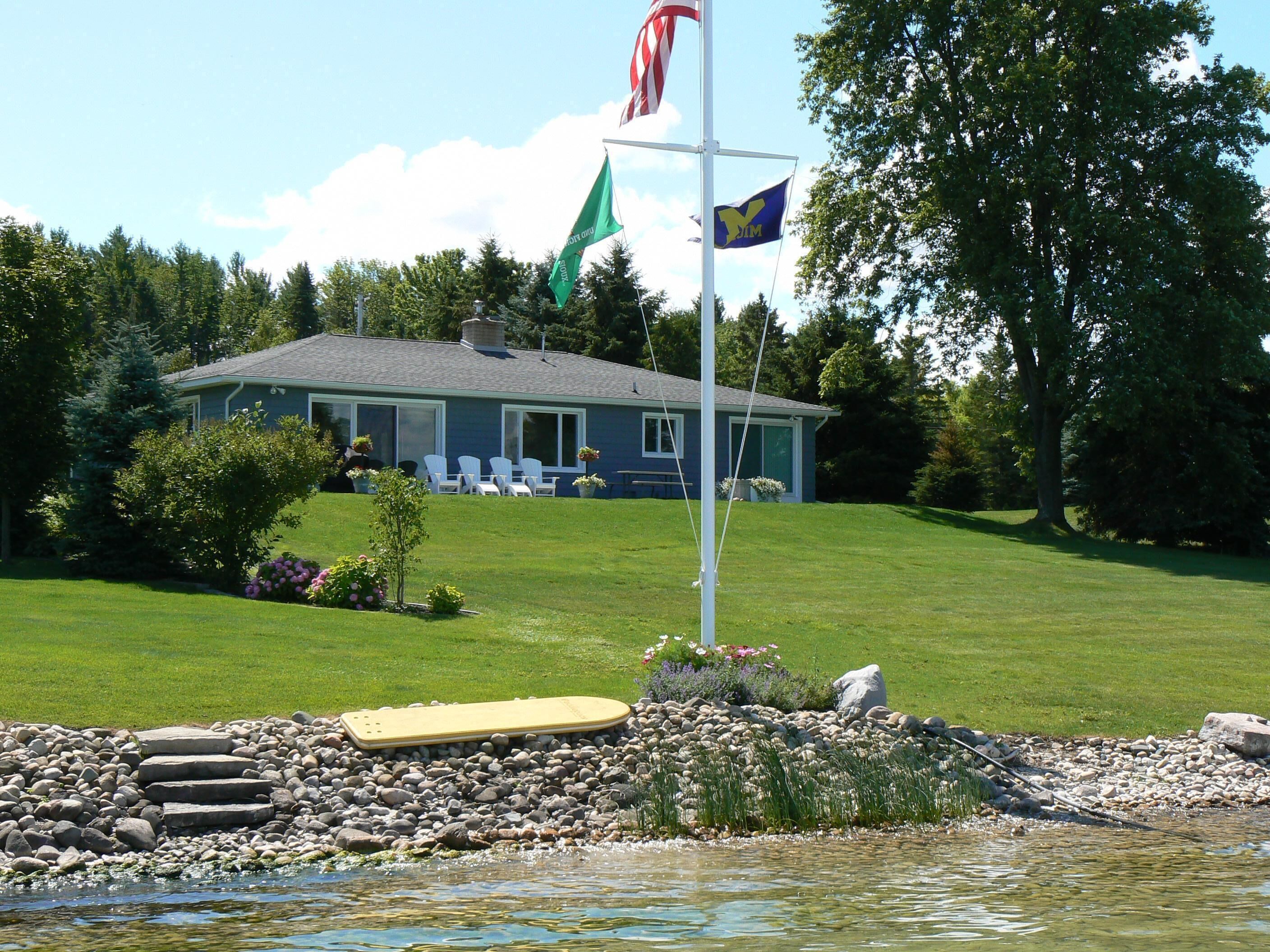 Mullet Lake Cottage in Quiet Neighborhood Adjacent to Aloha State Park