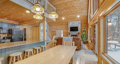 Spacious lakefront chalet with washer/dryer, beach & dock