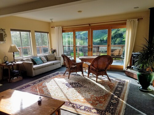 Riverfront-Redwood Sanctuary avec des vues spectaculaires