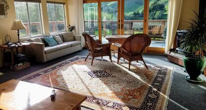 Riverfront-Redwood Sanctuary avec des vues spectaculaires