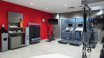 Ein Fitnessraum mit Laufbändern, einem Ergometer und Krafttrainingsgeräten.