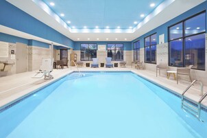 Indoor pool, sun loungers