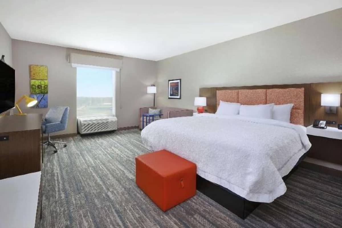 Premium bedding, in-room safe, desk, blackout drapes