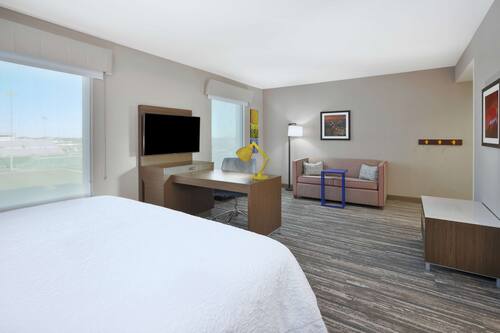 Premium bedding, in-room safe, desk, blackout drapes