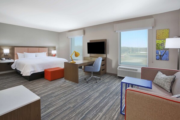 Estudio, 1 cama King size, refrigerador y microondas (Wet bar) | Ropa de cama de alta calidad y caja de seguridad en la habitación 