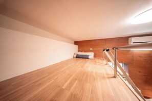 Camera Basic con letto matrimoniale o 2 letti singoli, letti multipli, non fumatori | Copriletto in piuma, tende oscuranti, ferro/asse da stiro