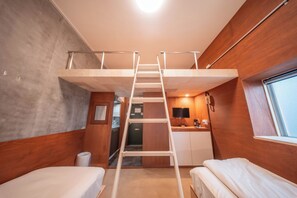 Camera Basic con letto matrimoniale o 2 letti singoli, letti multipli, non fumatori | Copriletto in piuma, tende oscuranti, ferro/asse da stiro