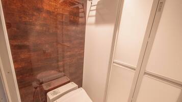 Basic Double or Twin Room, Multiple Beds, Non Smoking | Bathroom | Combined shower/tub, deep soaking tub, free toiletries, hair dryer