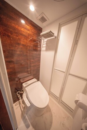 Habitación básica con 1 cama doble o 2 individuales, varias camas, no fumadores | Baño | Ducha y bañera combinadas y bañera profunda