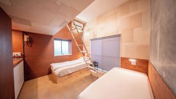 Cubrecamas, cortinas blackout y tabla de planchar con plancha