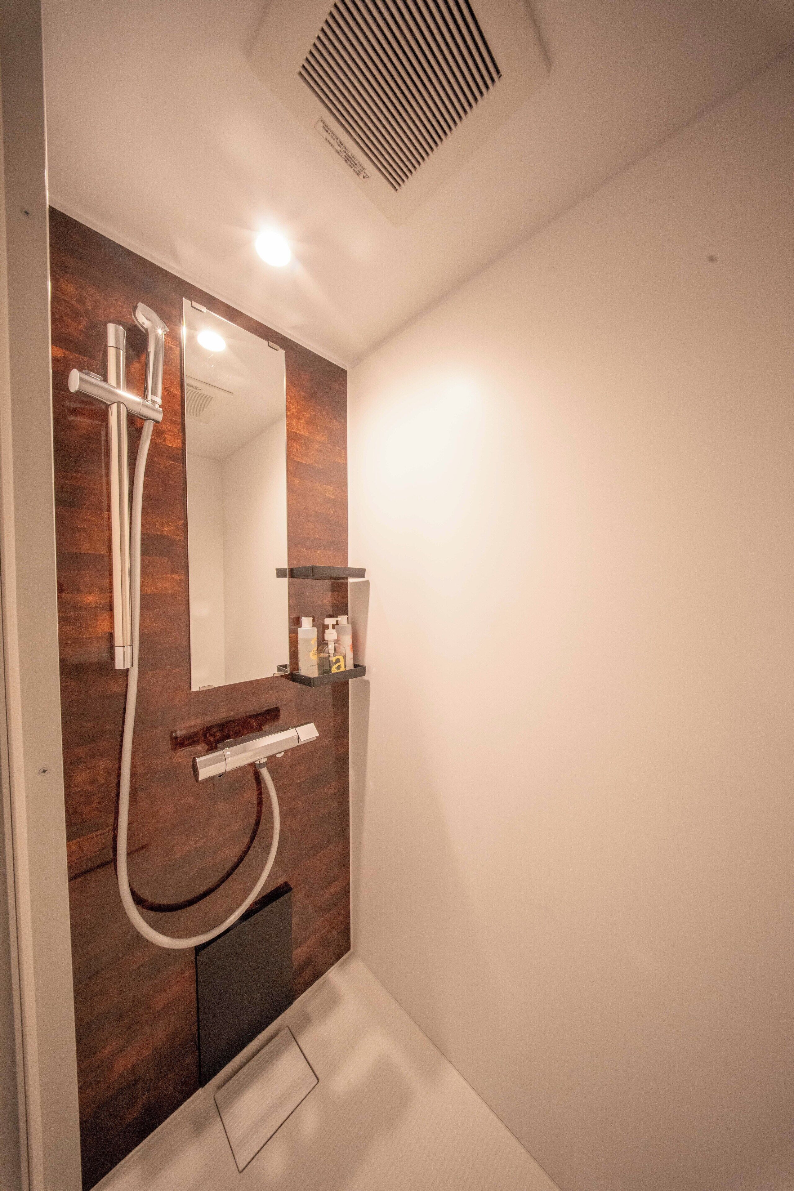 Chambre Double ou avec lits jumeaux, plusieurs lits, non-fumeurs | Salle de bain | Ensemble douche/baignoire, baignoire relaxante profonde