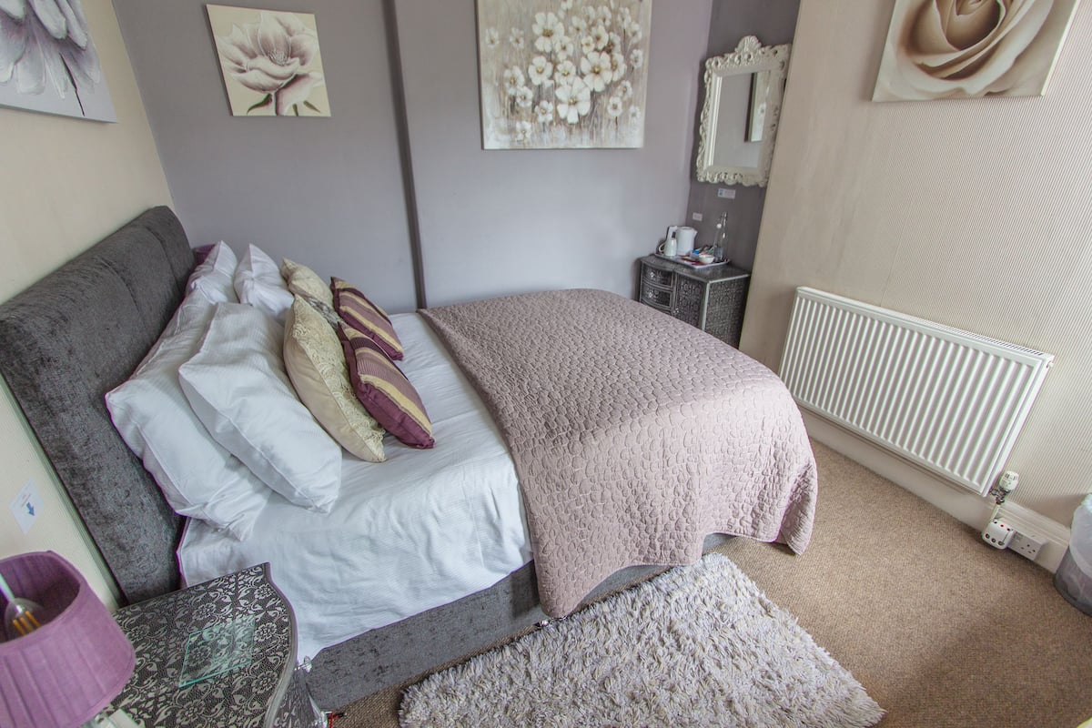 Iron/ironing board, free WiFi, bed sheets