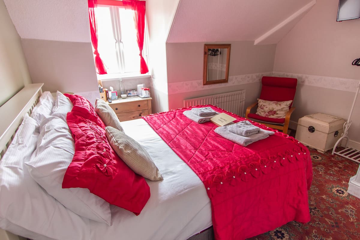 Iron/ironing board, free WiFi, bed sheets