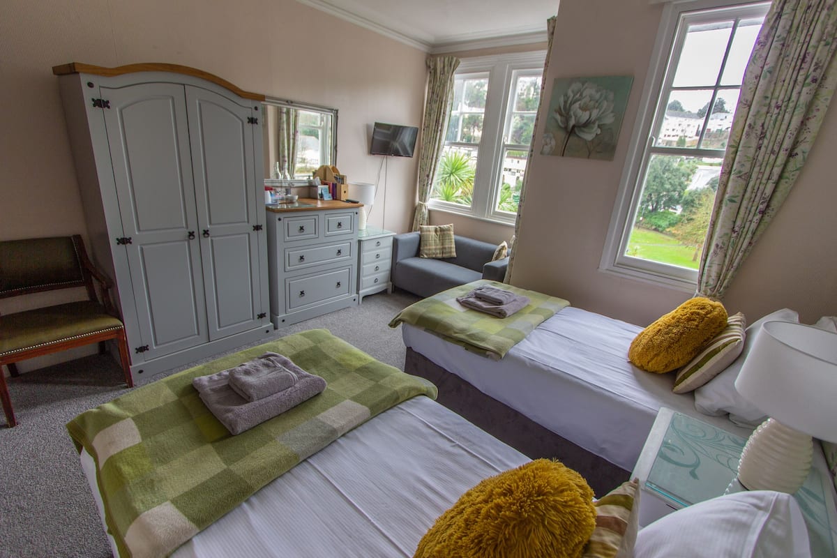 Iron/ironing board, free WiFi, bed sheets