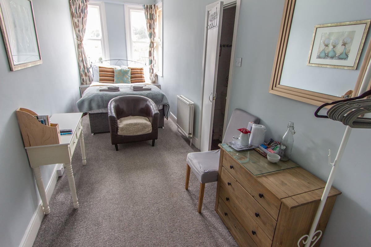 Iron/ironing board, free WiFi, bed sheets