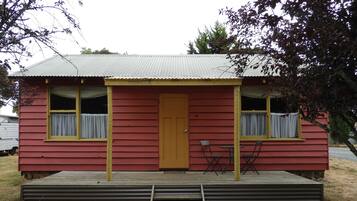 1 habitación, cortinas blackout y tabla de planchar con plancha