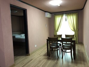 Basic-Doppelzimmer, 2 Queen-Betten, Nichtraucher, Strandblick | Essbereich im Zimmer