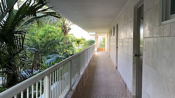 基础双人房, 2 张大床, 无烟房, 海滩景观 | 特色装修、特色家居、办公桌、免费 WiFi
