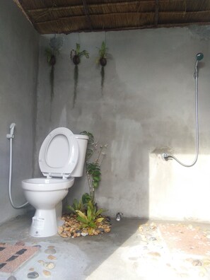 Regadera, amenidades de baño gratuitas, toallas