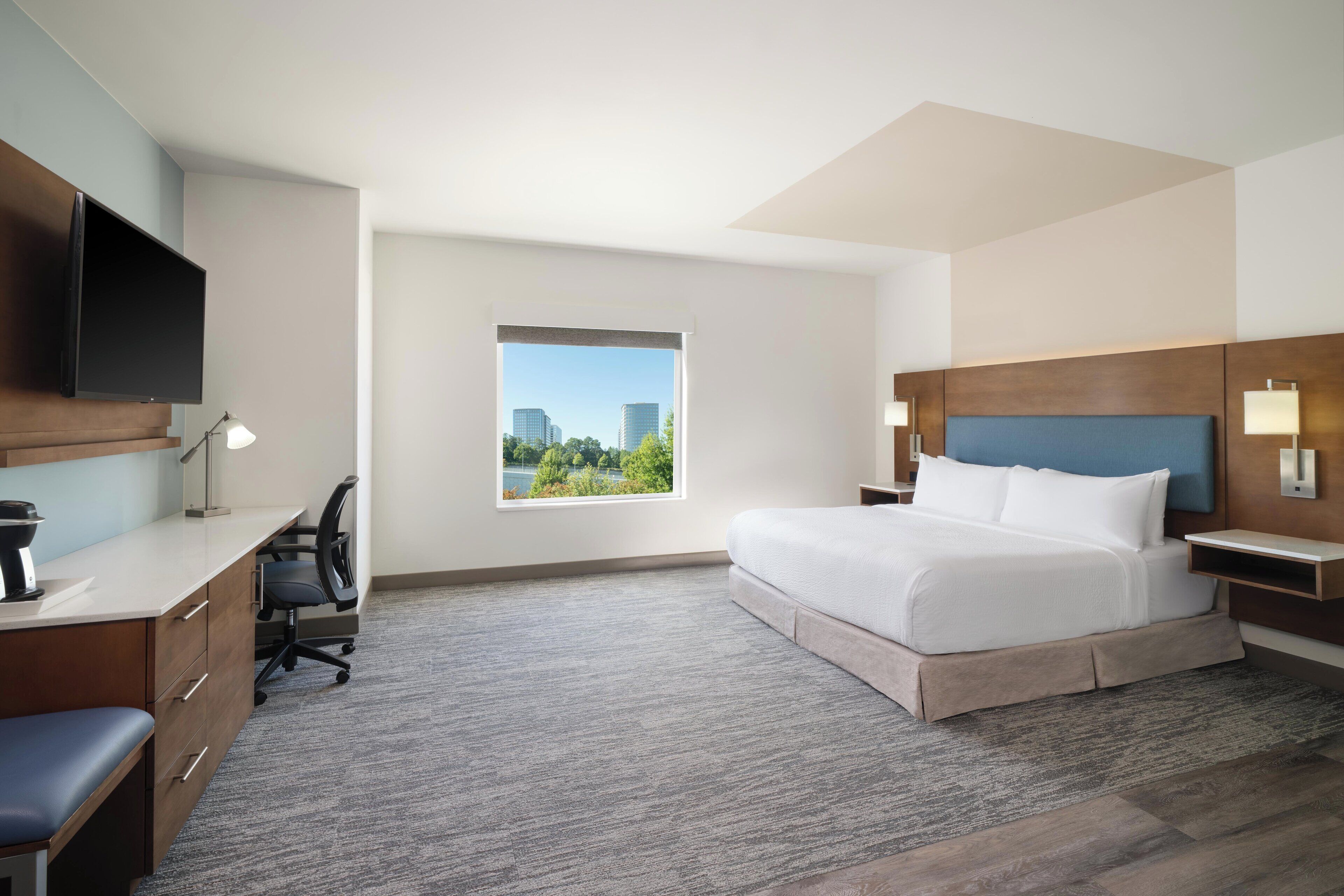 Standard Room, 1 King Bed, Roll-in Shower (Mobility) | Premium bedding, in-room safe, desk, laptop workspace