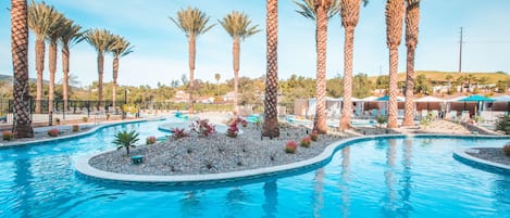 3 piscinas al aire libre, camas de piscina con cargo, sombrillas