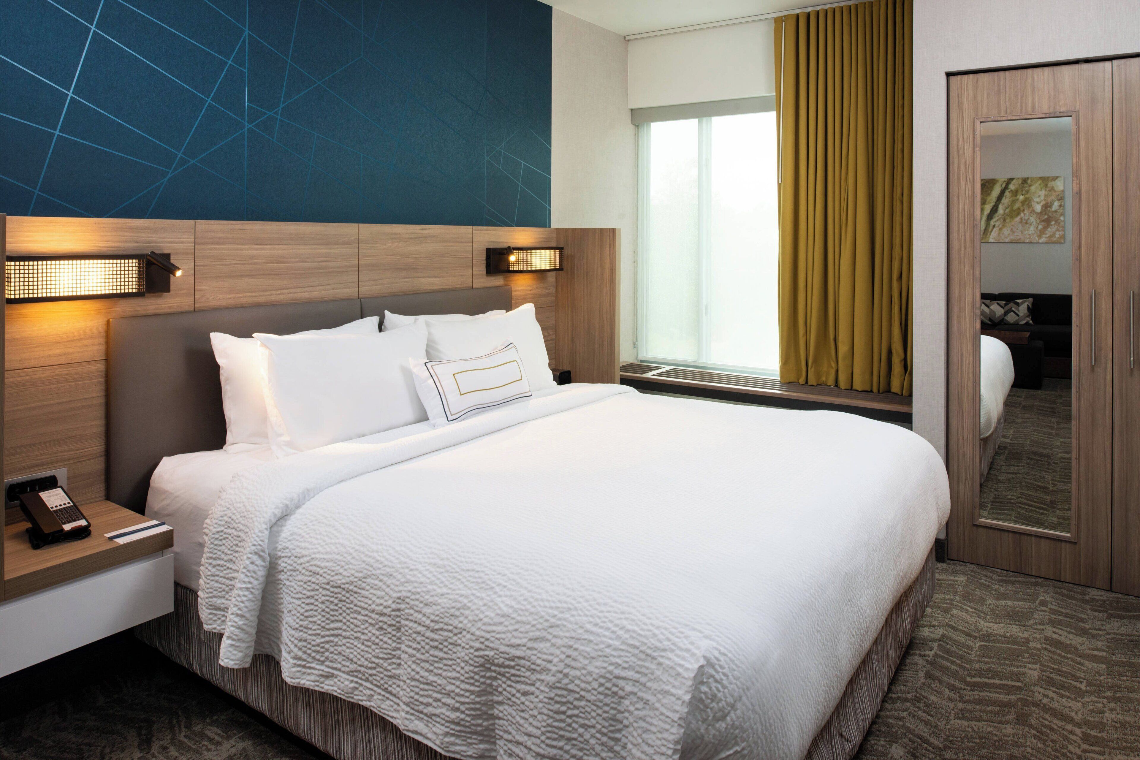 Suite, 1 cama King size | Escritorio, tabla de planchar con plancha, wifi gratis y ropa de cama 