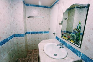 Standardzimmer, 1 Doppelbett, Nichtraucher | Badezimmer | Dusche, Handtücher