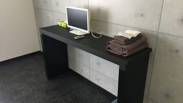 Room, 3 Bedrooms | Room amenity