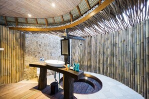 Deluxe Bungalow, Non Smoking (Kembar 1) | Bathroom | Free toiletries, towels - C-View Villas (Lembongan Island)
